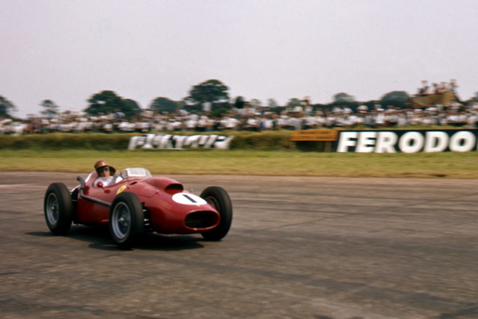 Peter Collins a caminho da vitória em Silverstone, em 1958