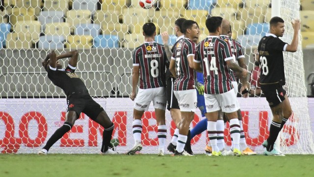 Jogadores do Vasco lamentam chance perdida durante clássico contra o Fluminense, no Maracanã