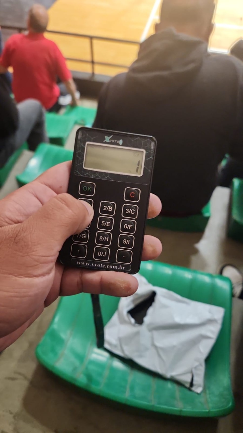Maquininha utilizada para a votação — Foto: ge