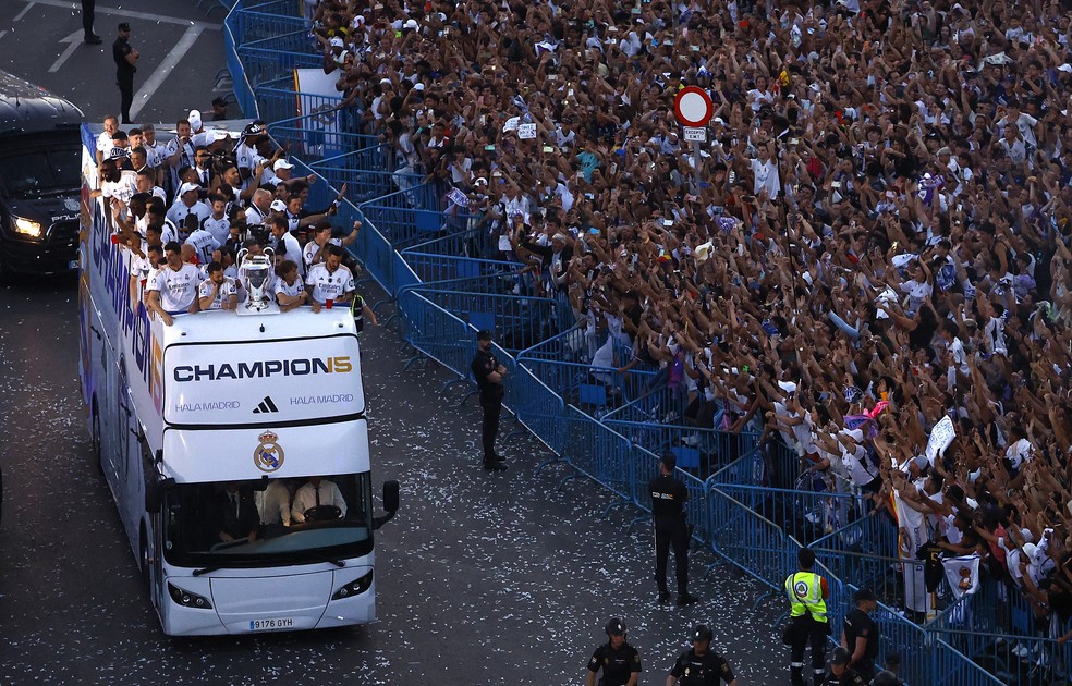 Ônibus com campeões do Real Madrid passeia pela Praça Cibeles para festa do 15º título da Champions — Foto: Susana Vera/Reuters