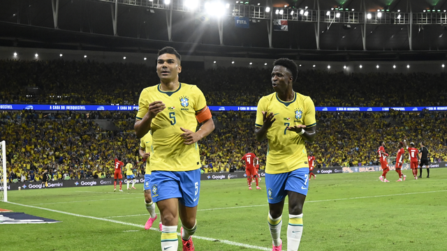 Casemiro e Vini Jr. comemoram o gol do Brasil contra o Panamá, no Maracanã