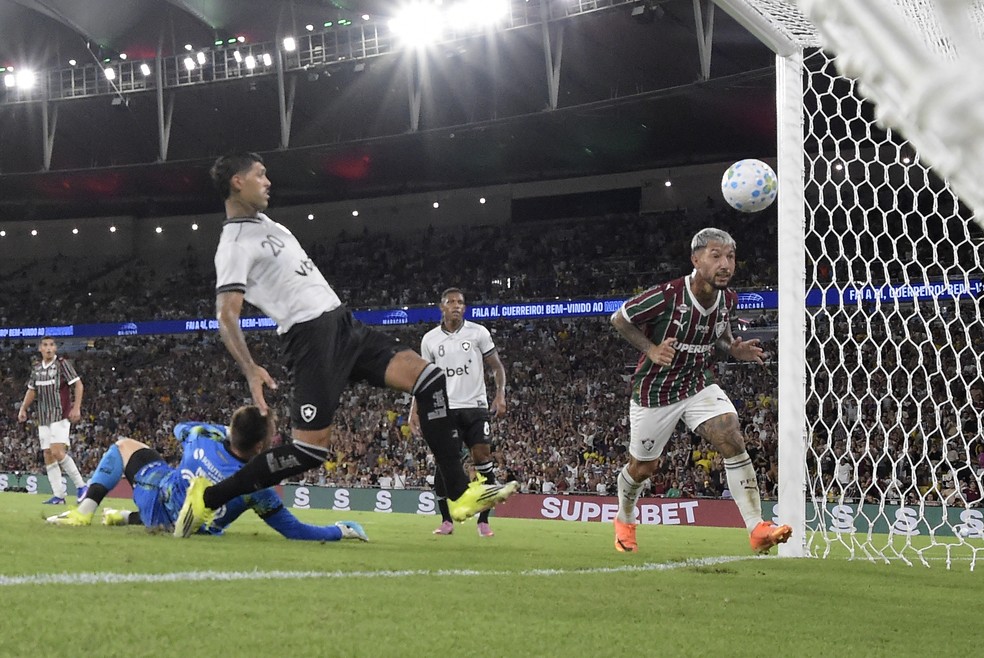 Lucho marca o gol do Fluminense contra o Botafogo — Foto: André Durão
