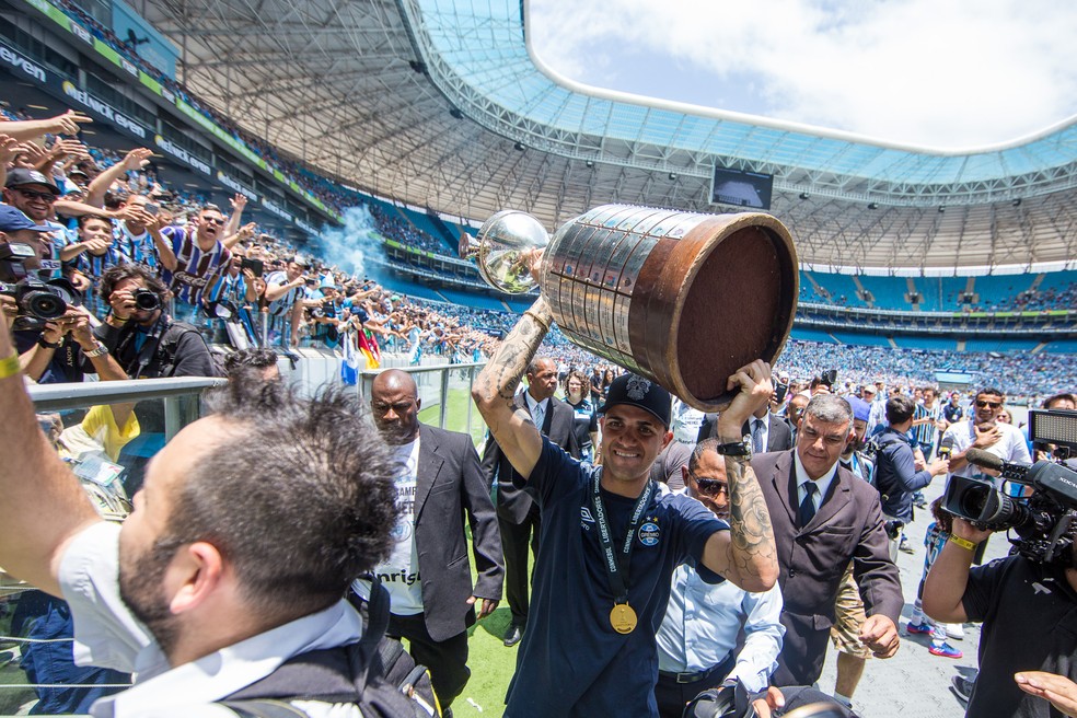 Luan com a taça da Libertadores conquistada pelo Grêmio em 2017  — Foto: Lucas Uebel/Grêmio