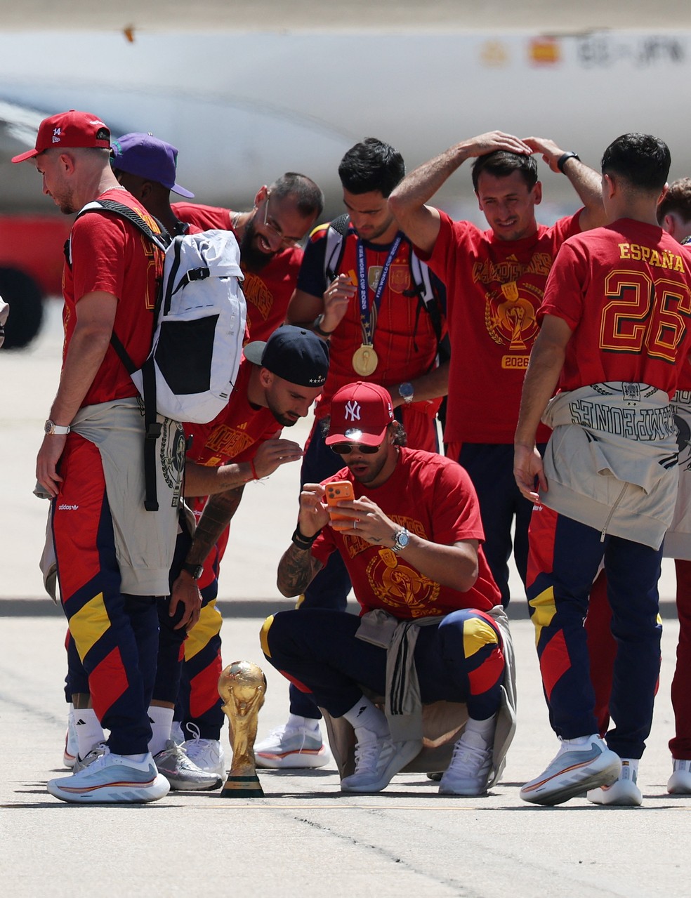 Jogadores da Espanha na chegada a Madri — Foto: Reuters