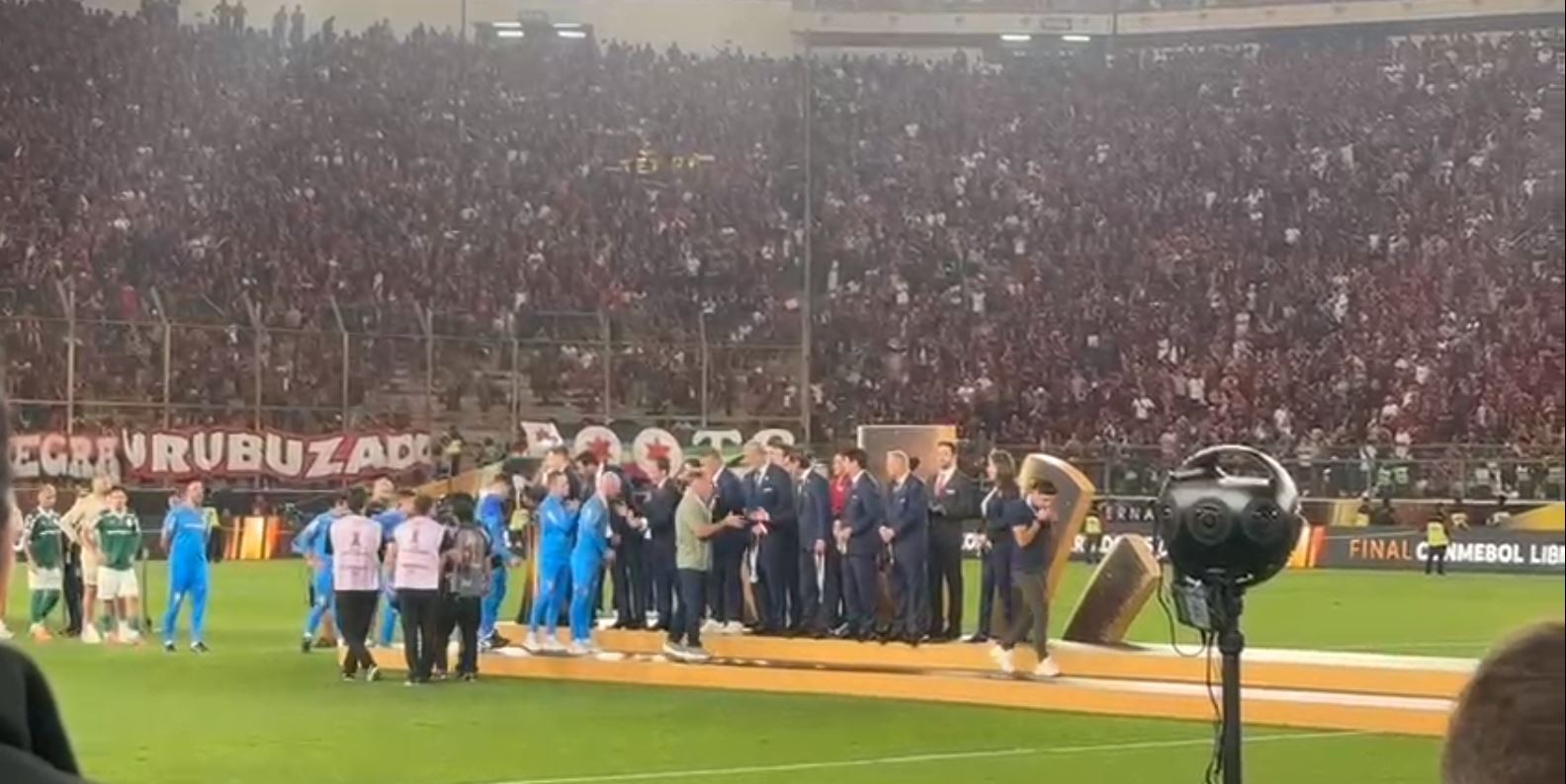 Abel Ferreira beija medalha de vice-campeão da Libertadores e reage a derrota do Palmeiras em vídeo emocionante