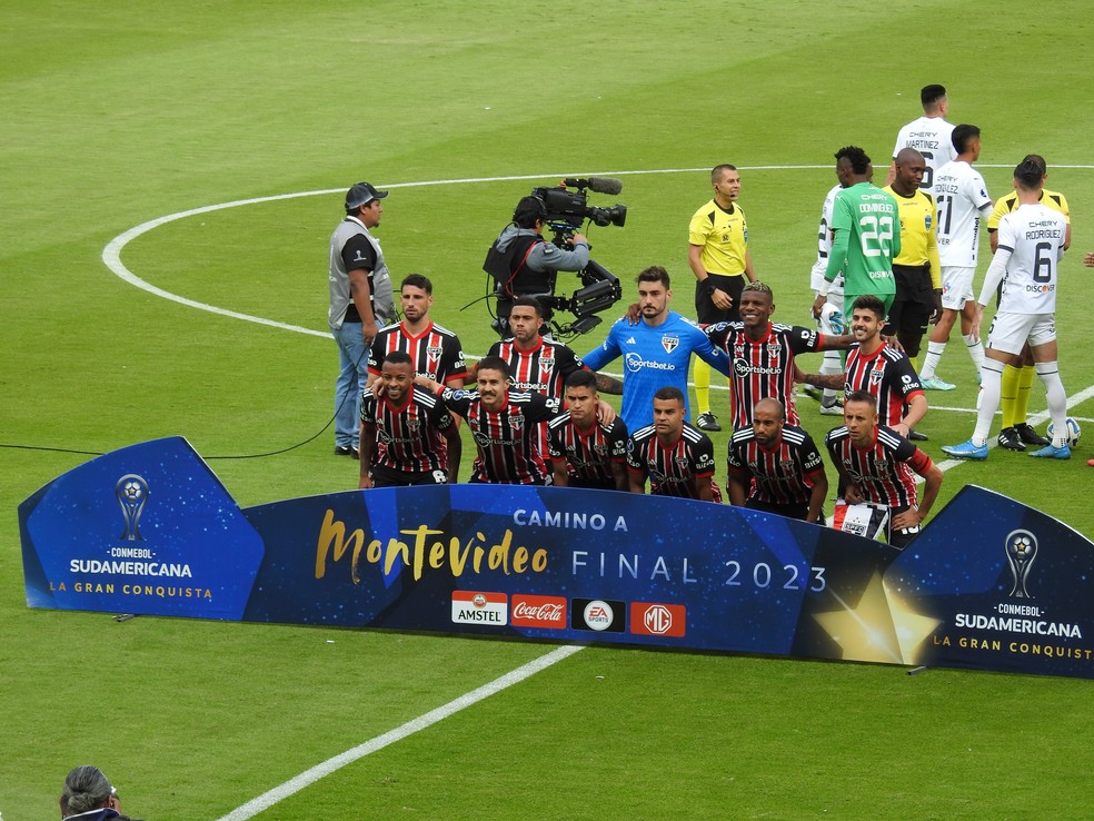 São Paulo posado para jogo contra a LDU — Foto: Eduardo Rodrigues