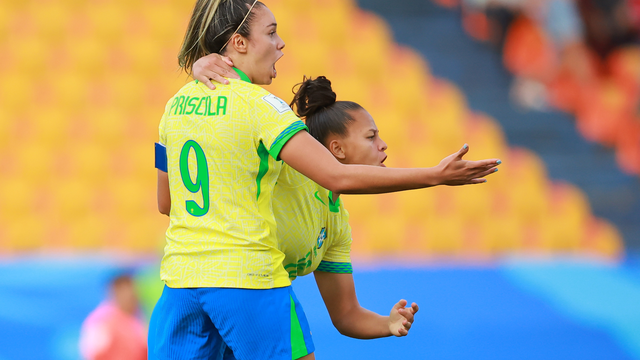Priscila e Vendito comemoram gol do Brasil contra a França no Mundial Sub-20 Feminino