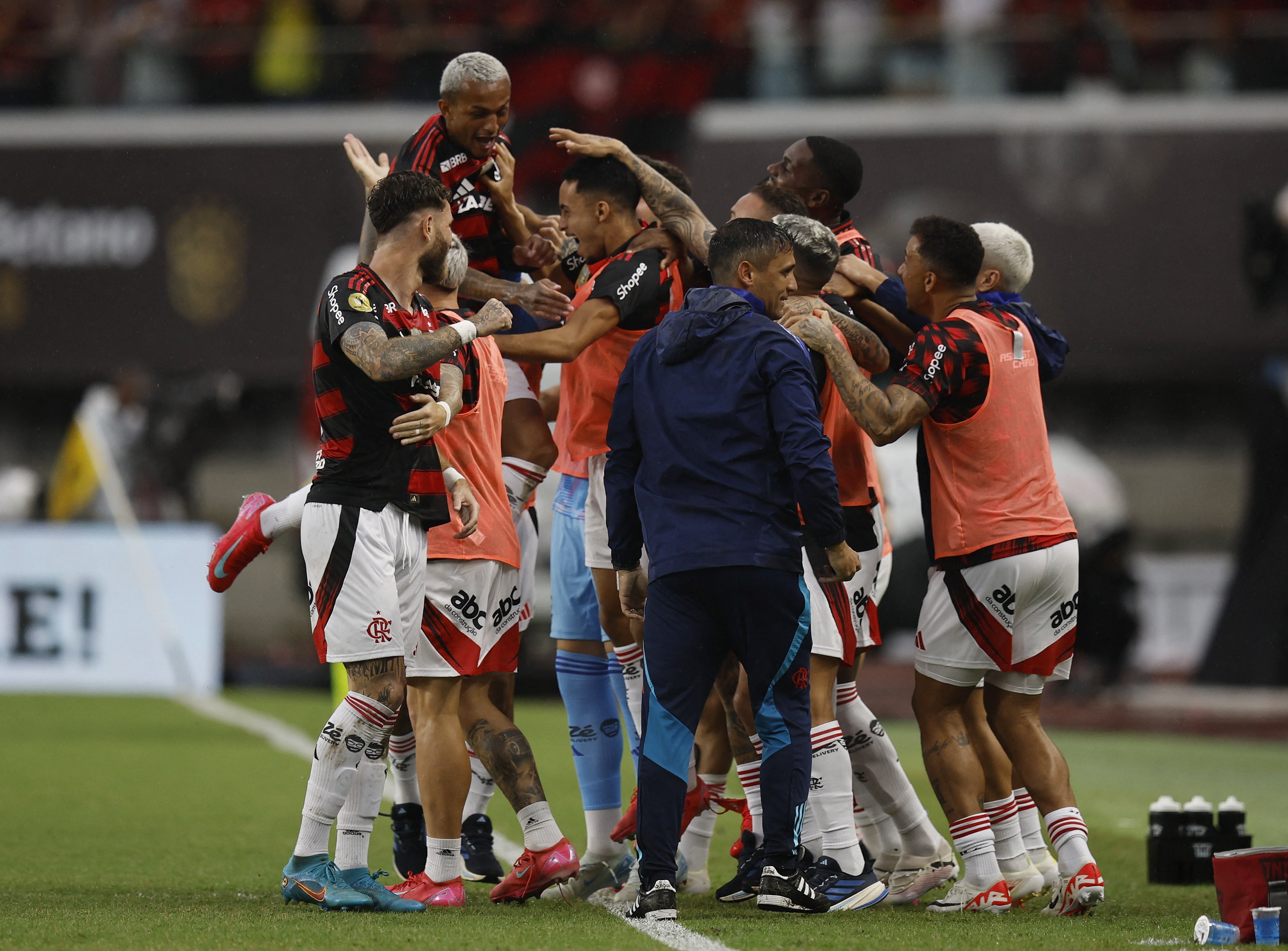 Flamengo sobra e ganha