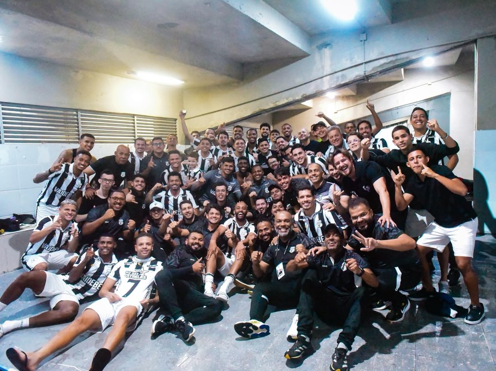 Elenco do Treze celebra vaga na Série D