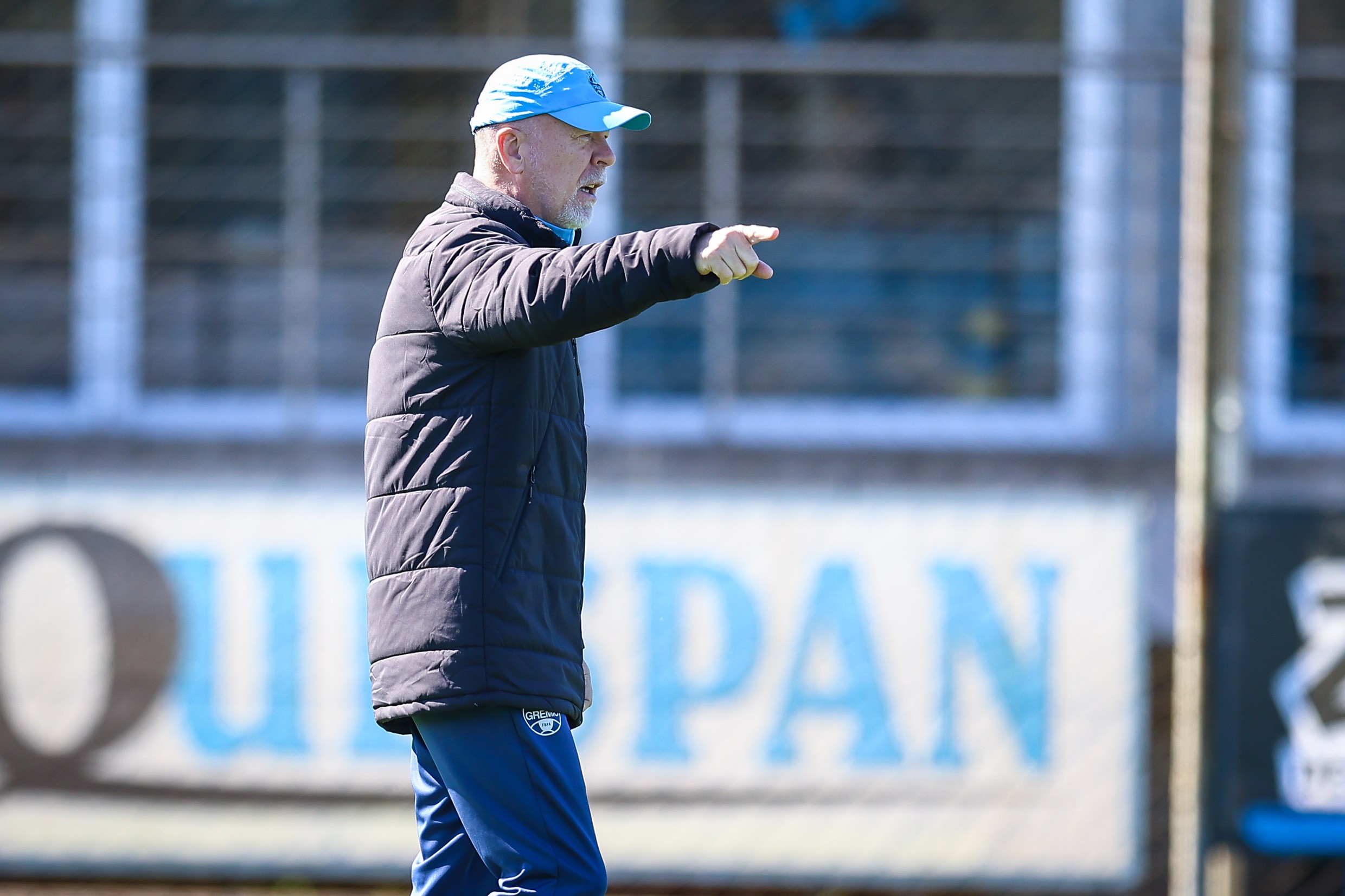 Mano promove mudanças no meio e ataque da escalação do Grêmio.