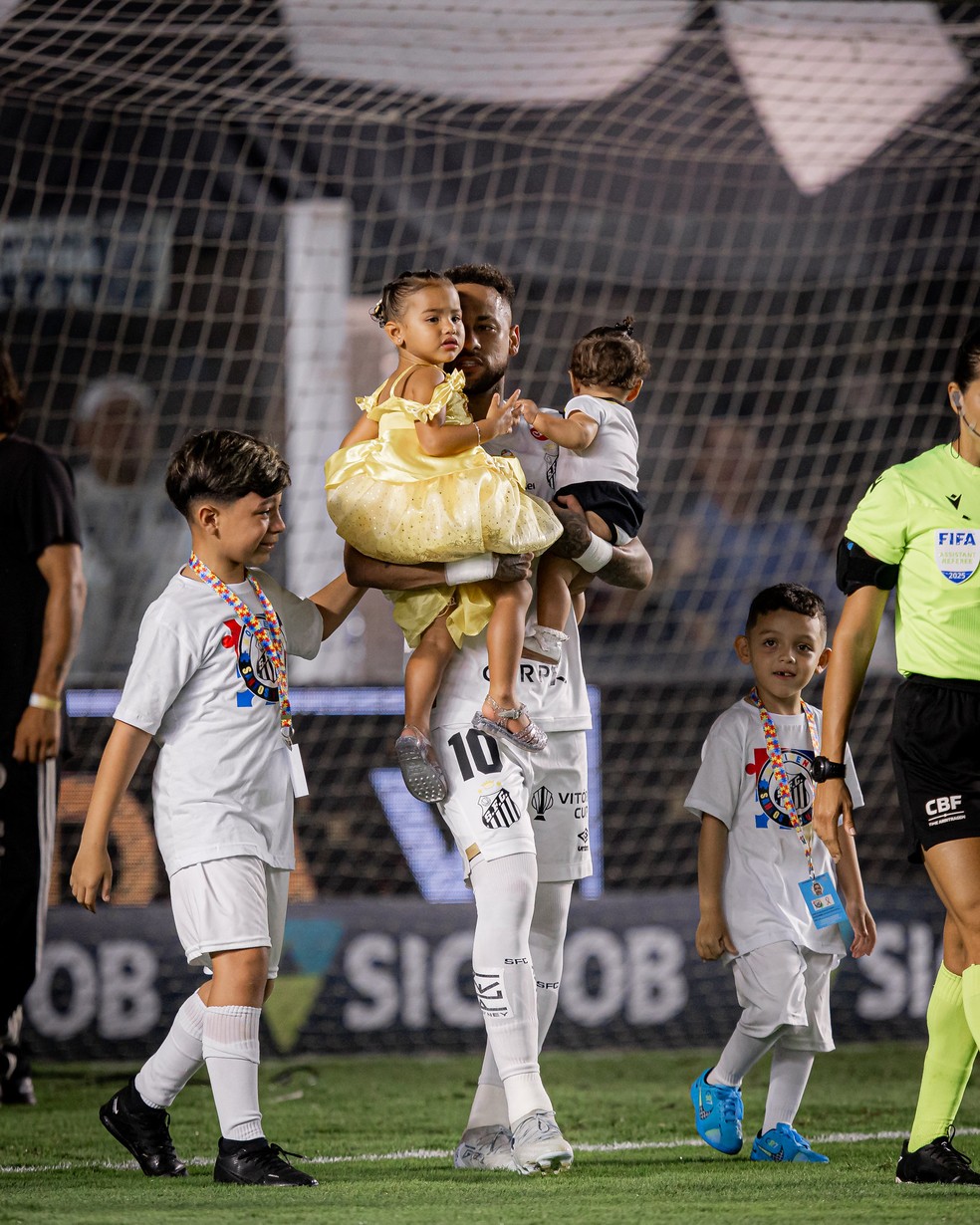 Neymar com suas duas filhas em campo: Santos é um dos clubes do Brasil com setor de Player Care — Foto: Raul Baretta/ Santos FC