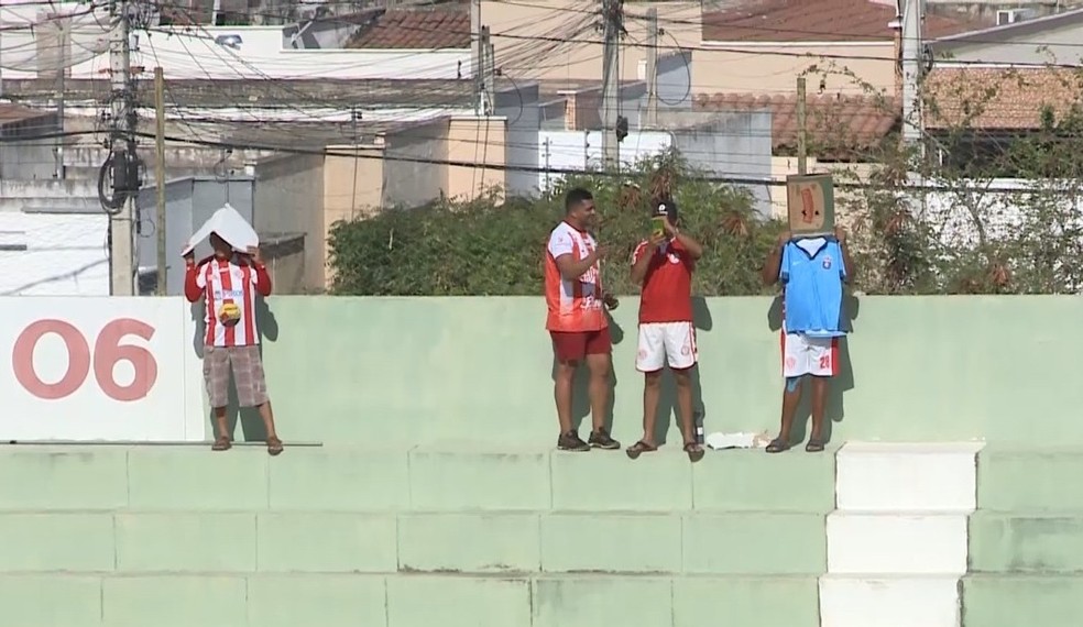 Torcedores de time da Para�ba encaram sol escaldante em jogo do estadual � Foto: Reprodu��o / TV Cabo Branco