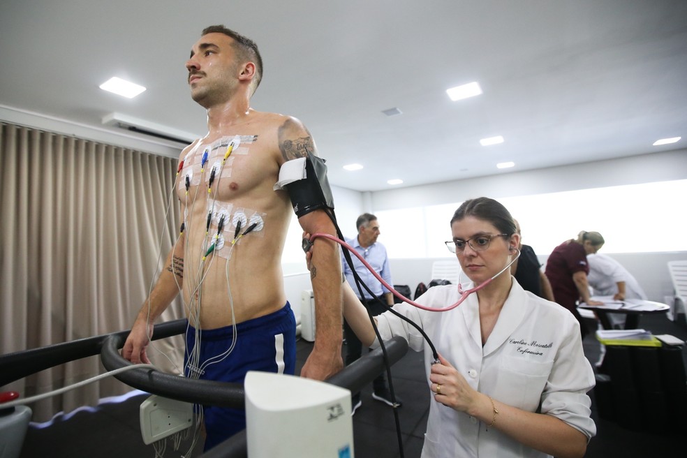 Léo Ortiz realiza exames cardiológicos em reapresentação do Bragantino, na última segunda-feira — Foto: Ari Ferreira/Red Bull Bragantino