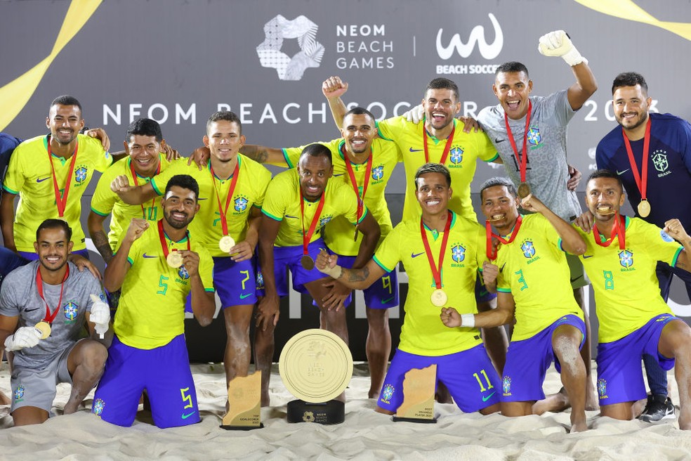 Seleção brasileira de futebol de areia com a taça do NEOM Beach Games 2023 — Foto: Francois Nel/Getty Images