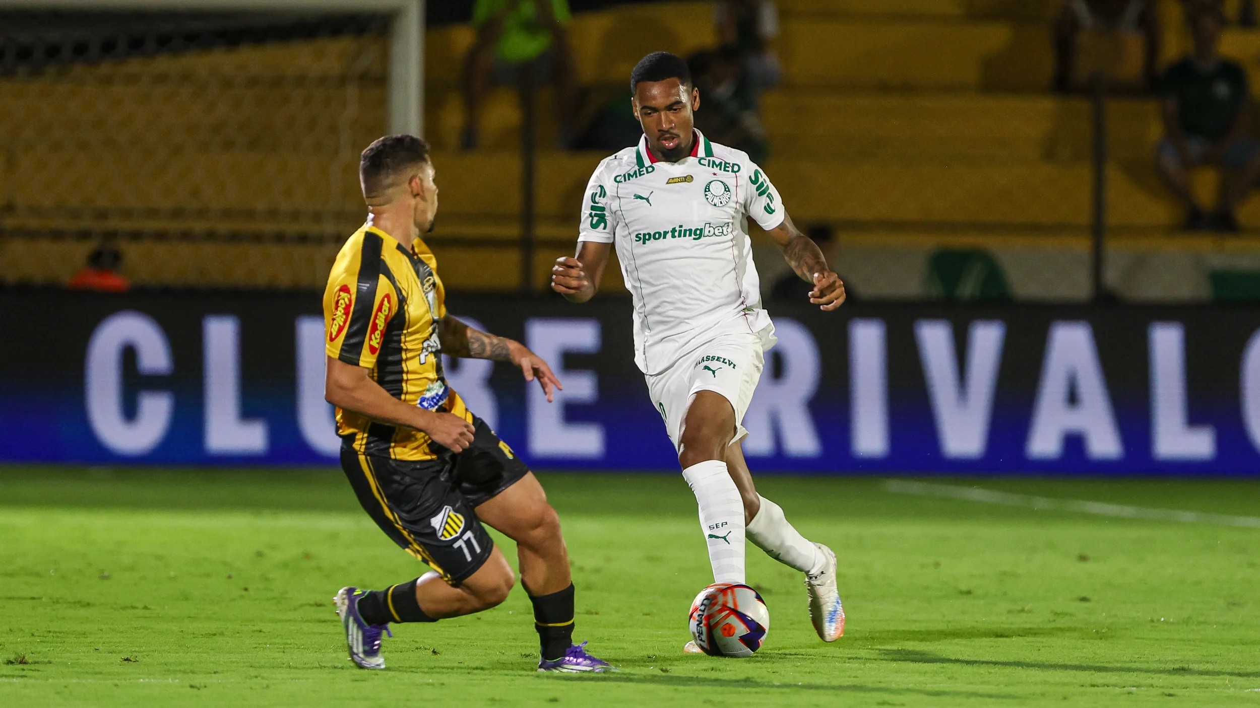 Allan se destaca em dribles no Palmeiras e luta por vaga como titular diante da concorrência de Arias