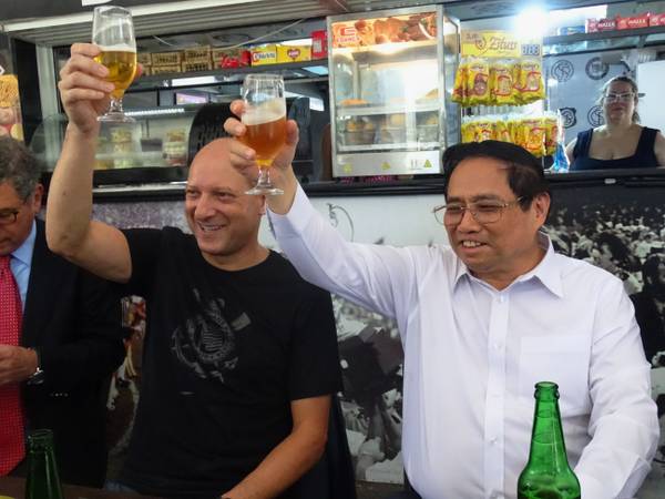 Com direito a luva de Cássio e cerveja, primeiro-ministro do Vietnã faz visita ao Corinthians