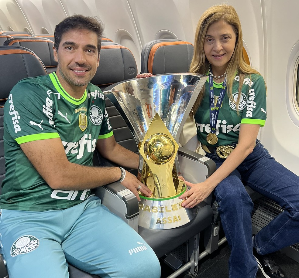 Abel Ferreira e Leila Pereira com a taça de campeão brasileiro de 2023 do Palmeiras — Foto: Reprodução/X