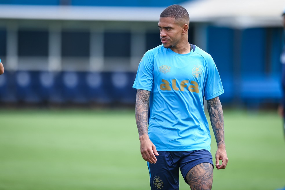 Lucas Esteves, lateral-esquerdo do Grêmio
