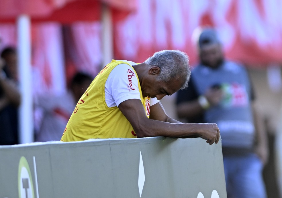 Romário lamenta o desempenho ruim do America contra o Araruama — Foto: André Durão