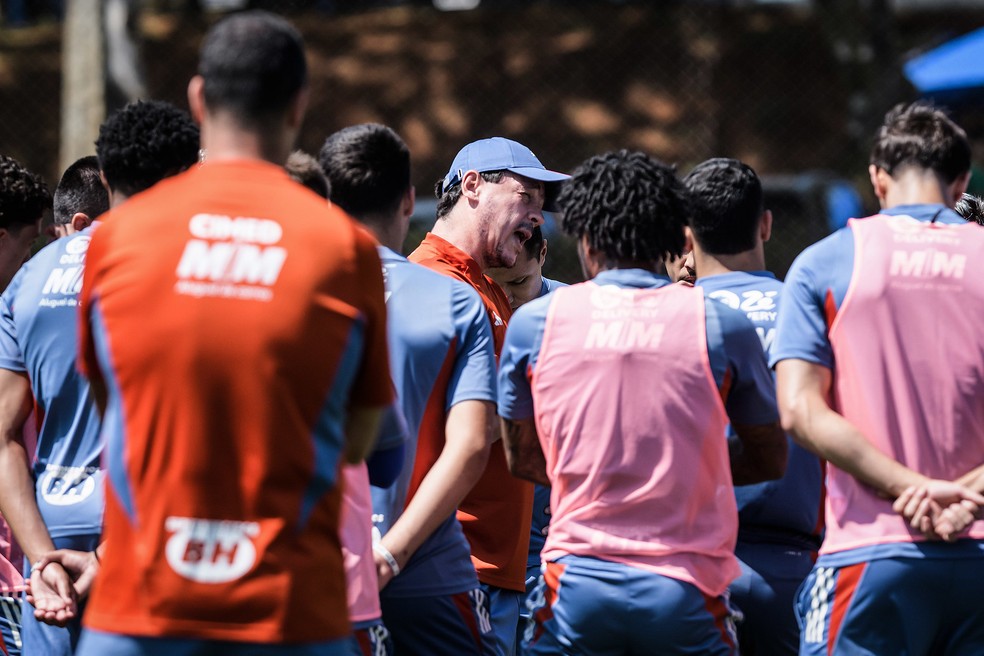 Diniz com elenco/time do Cruzeiro — Foto: Gustavo Aleixo/Cruzeiro