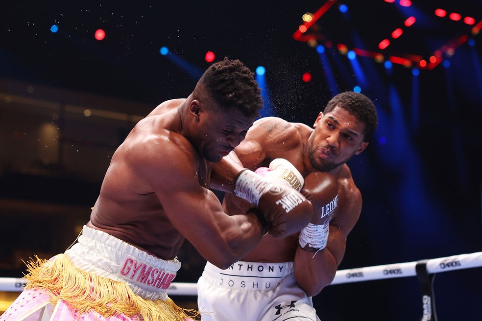 Anthony Joshua atropela Ngannou em duelo de boxe na Arábia Saudita — Foto: Richard Pelham/Getty Images