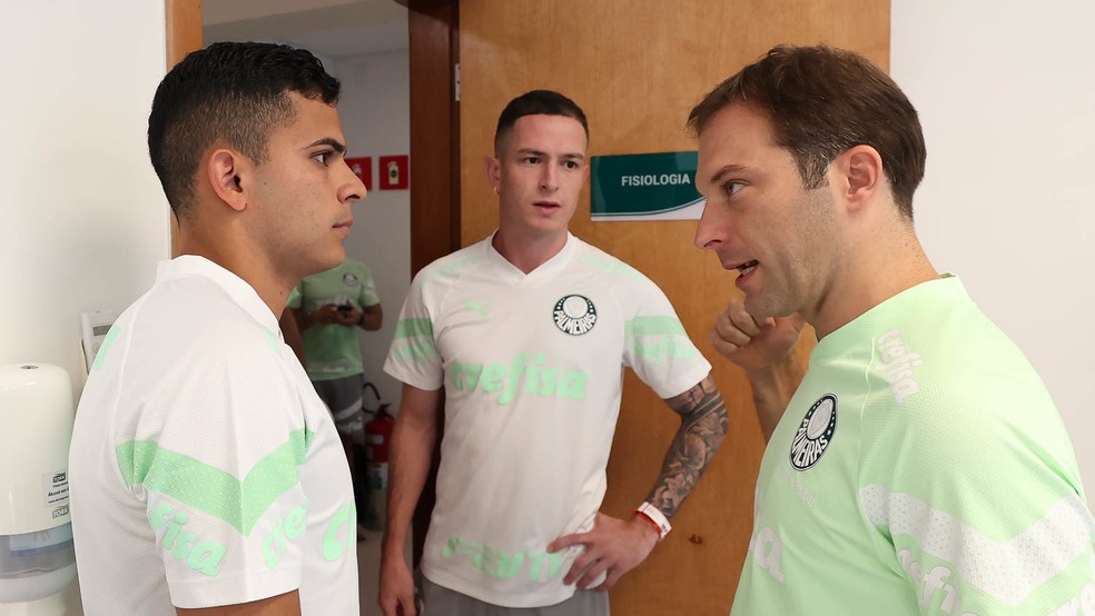 Reforços Bruno Rodrigues e Aníbal Moreno conversam com o médico Pedro Pontin na reapresentação do Palmeiras — Foto: Cesar Greco