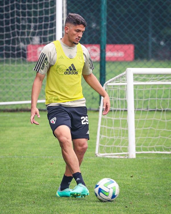 Escalação: São Paulo treina com novidades e tenta esquecer goleada por primeira vitória fora
