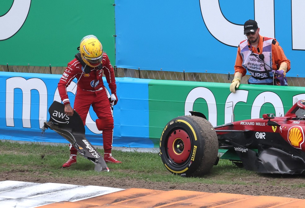 Lewis Hamilton abandona o GP da Holanda — Foto: Christian Hartmann/Reuters