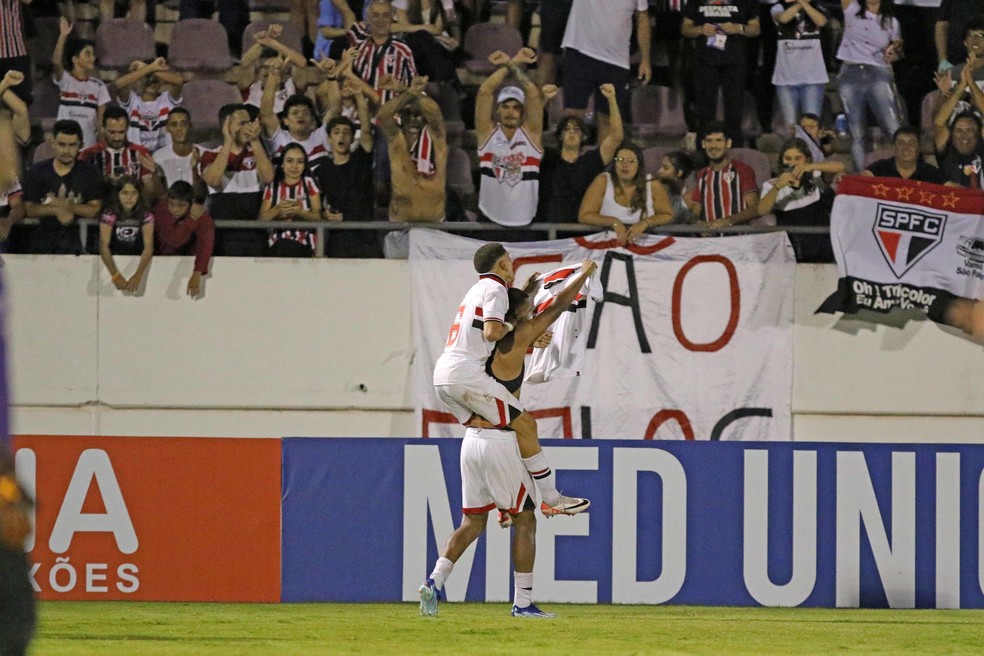 Kauê comemora classificação do São Paulo na Copinha — Foto: Célio Messias/São Paulo FC