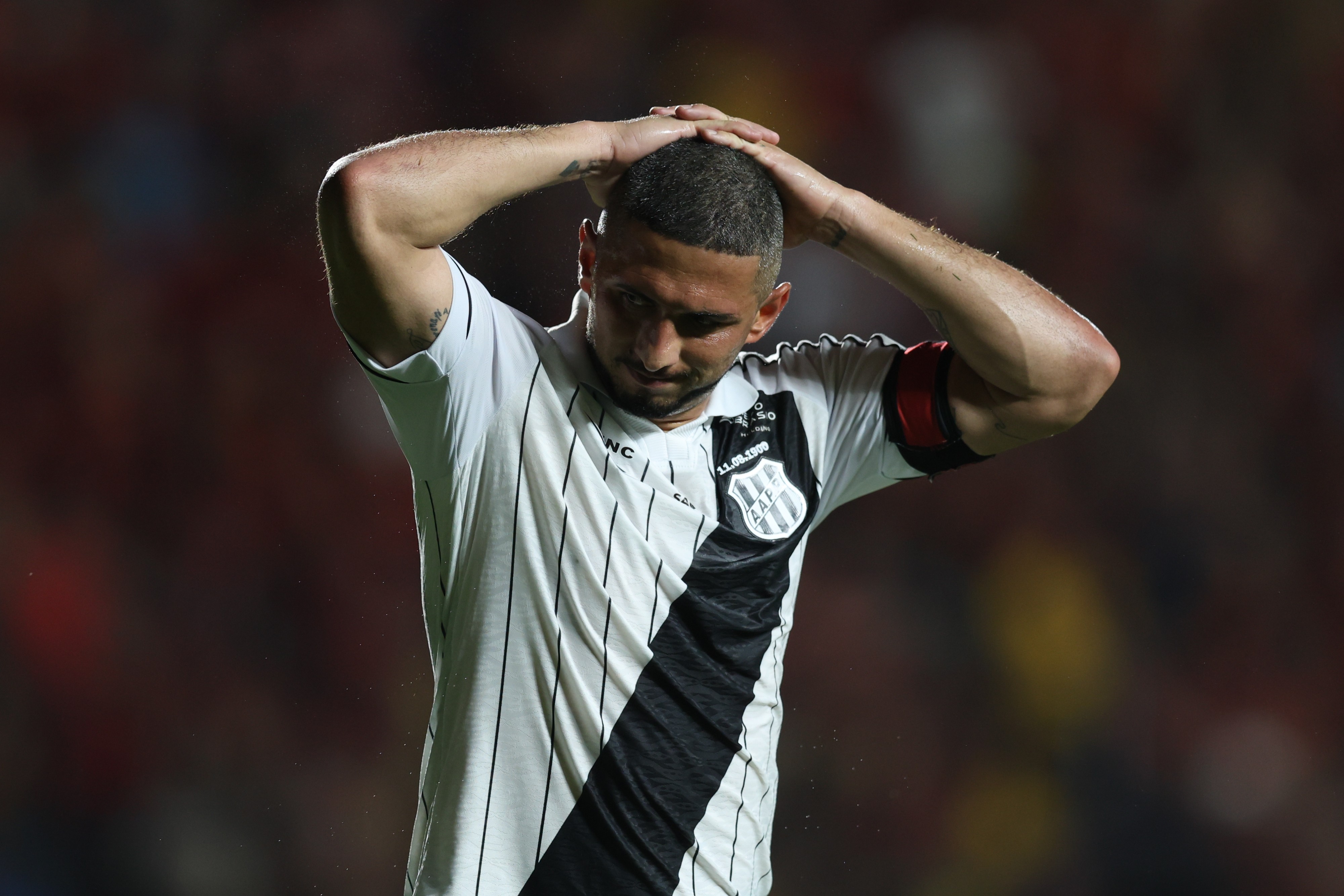 Jogadores da Ponte Preta durante partida na Série B com placar desfavorável