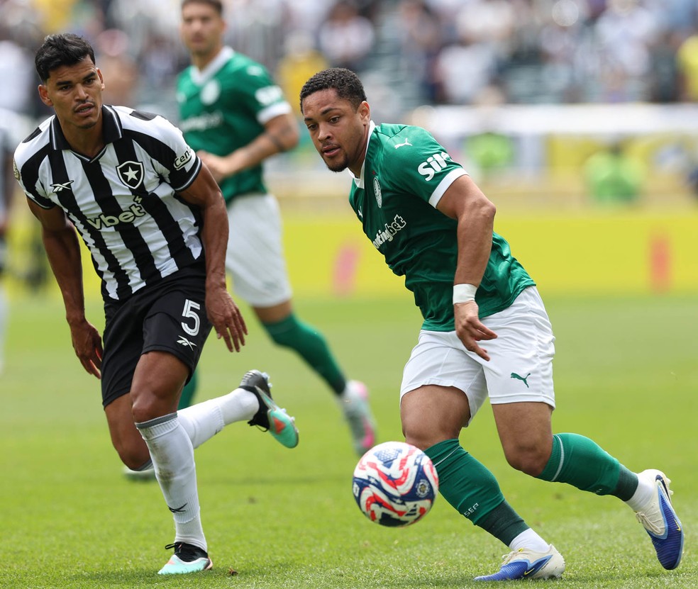 Vitor Roque, do Palmeiras, e Danilo Barbosa, do Botafogo, em disputa de bola nas oitavas de final da Copa do Mundo de Clubes  Foto: Cesar Greco/Palmeiras