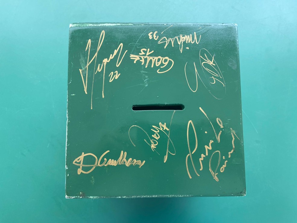 Jogadores assinaram cofre do Palmeiras no Brasileirão de 2023 — Foto: Gabriel Rigoni