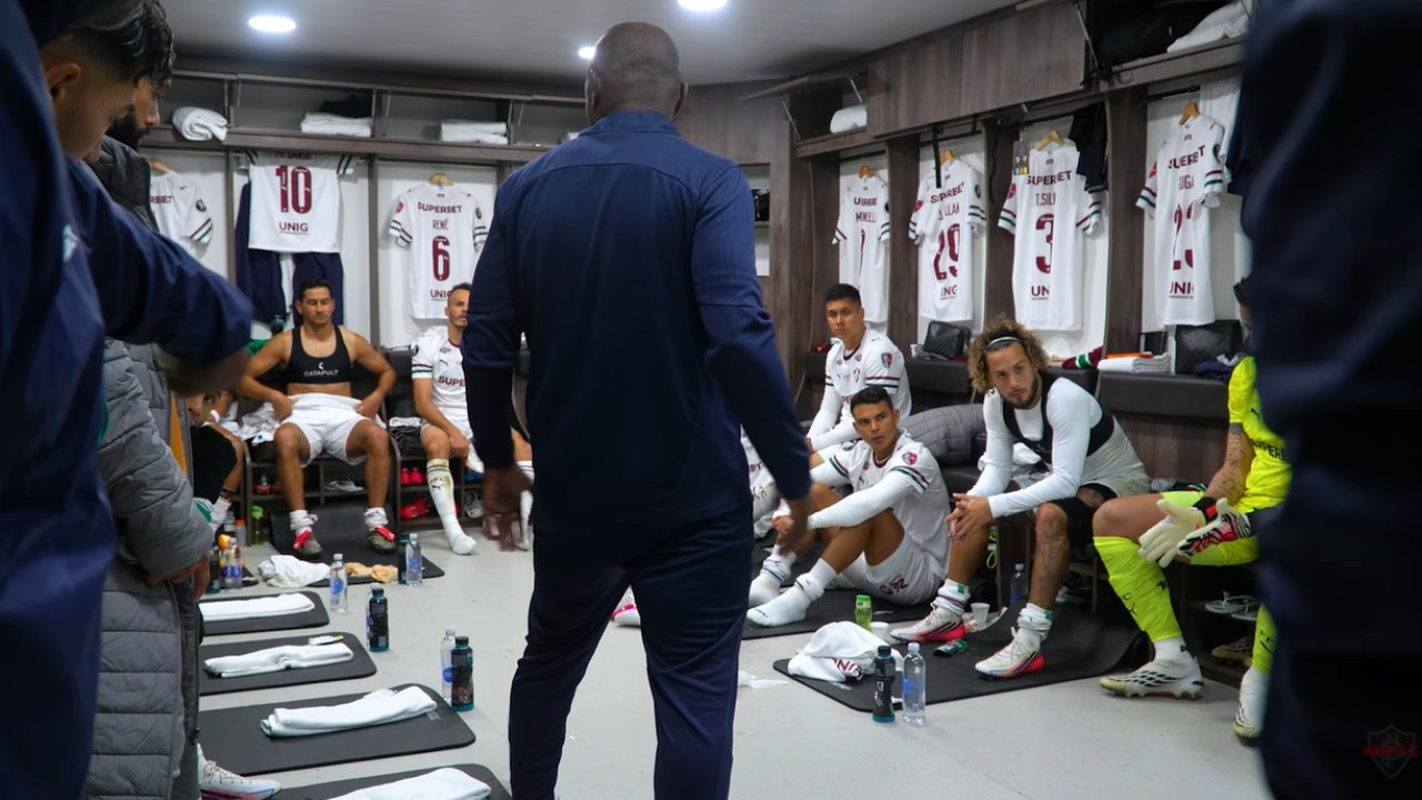 Bastidores mostram cobrança de Marcão aos jogadores no intervalo de Platense x Fluminense; vídeo