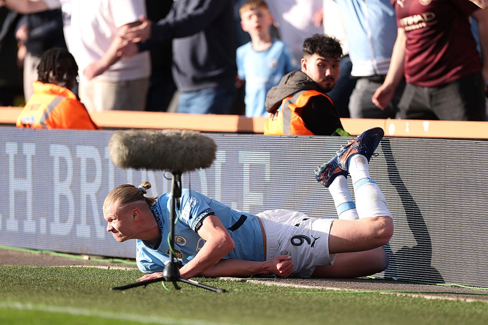 Haaland se lesiona ao acertar placa de anúncio na Copa da Inglaterra — Foto: Alex Pantling/Getty Images
