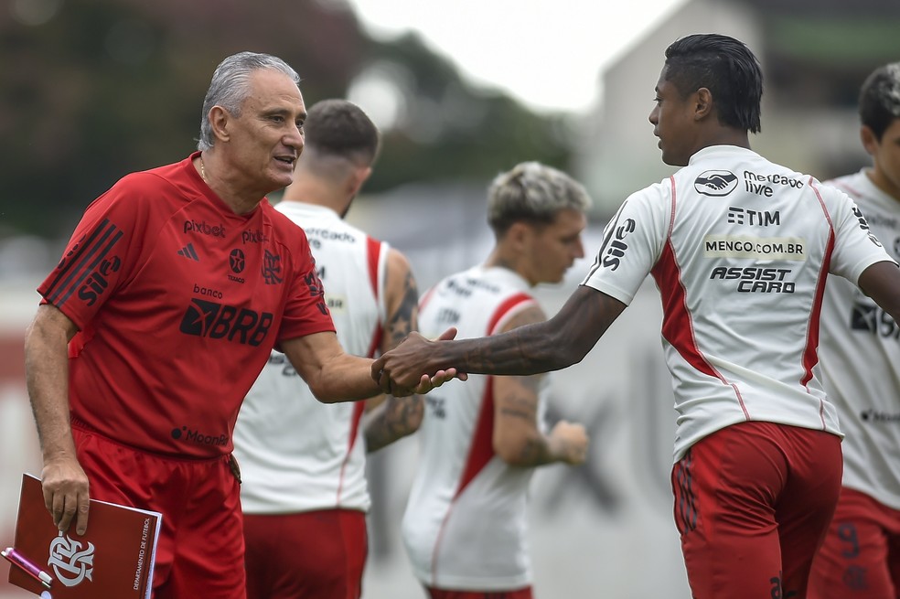 Tite e Bruno Henrique em treino do Flamengo — Foto: Marcelo Cortes / CRF