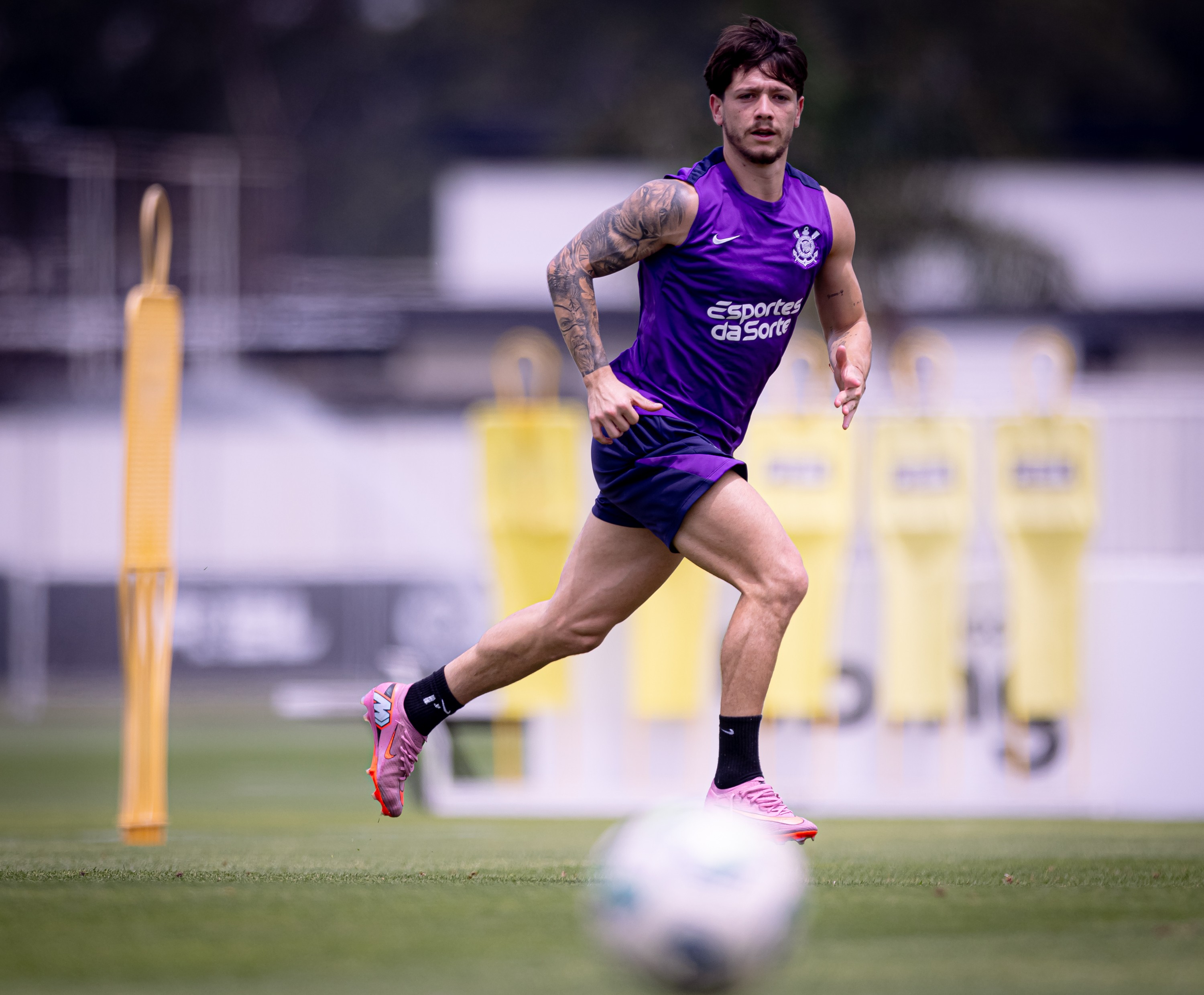 Corinthians faz treino tático e espera retorno de Garro