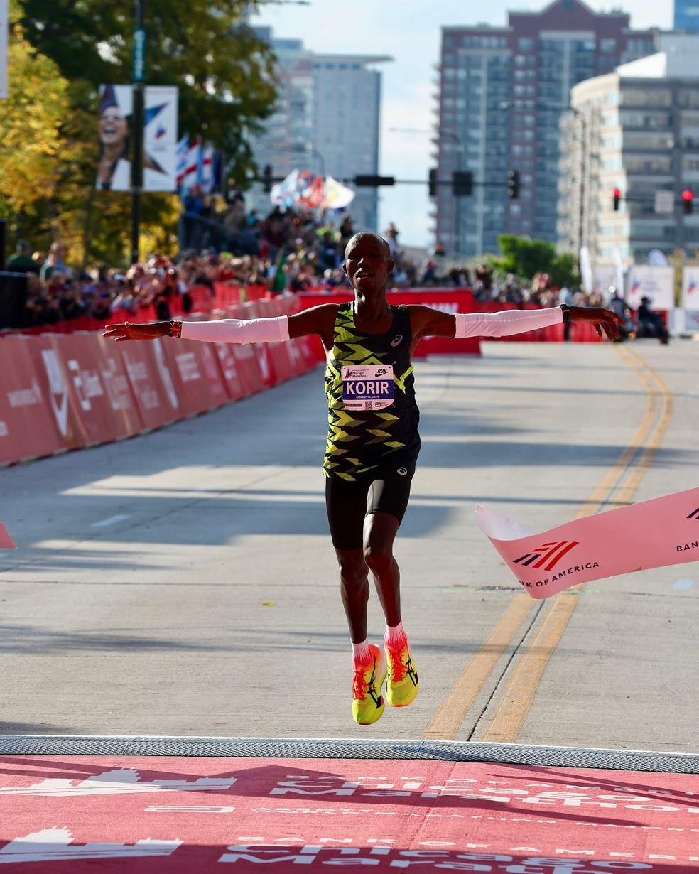 Queniano John Korir � o ganhador da Maratona de Chicago 2024 � Foto: Worlds Athletics / @kevmofoto