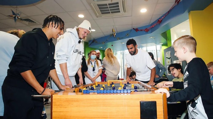 Jogadores do Manchester City levam presentes de Natal para crianças em  hospital; VÍDEO - Rádio Capital Fm