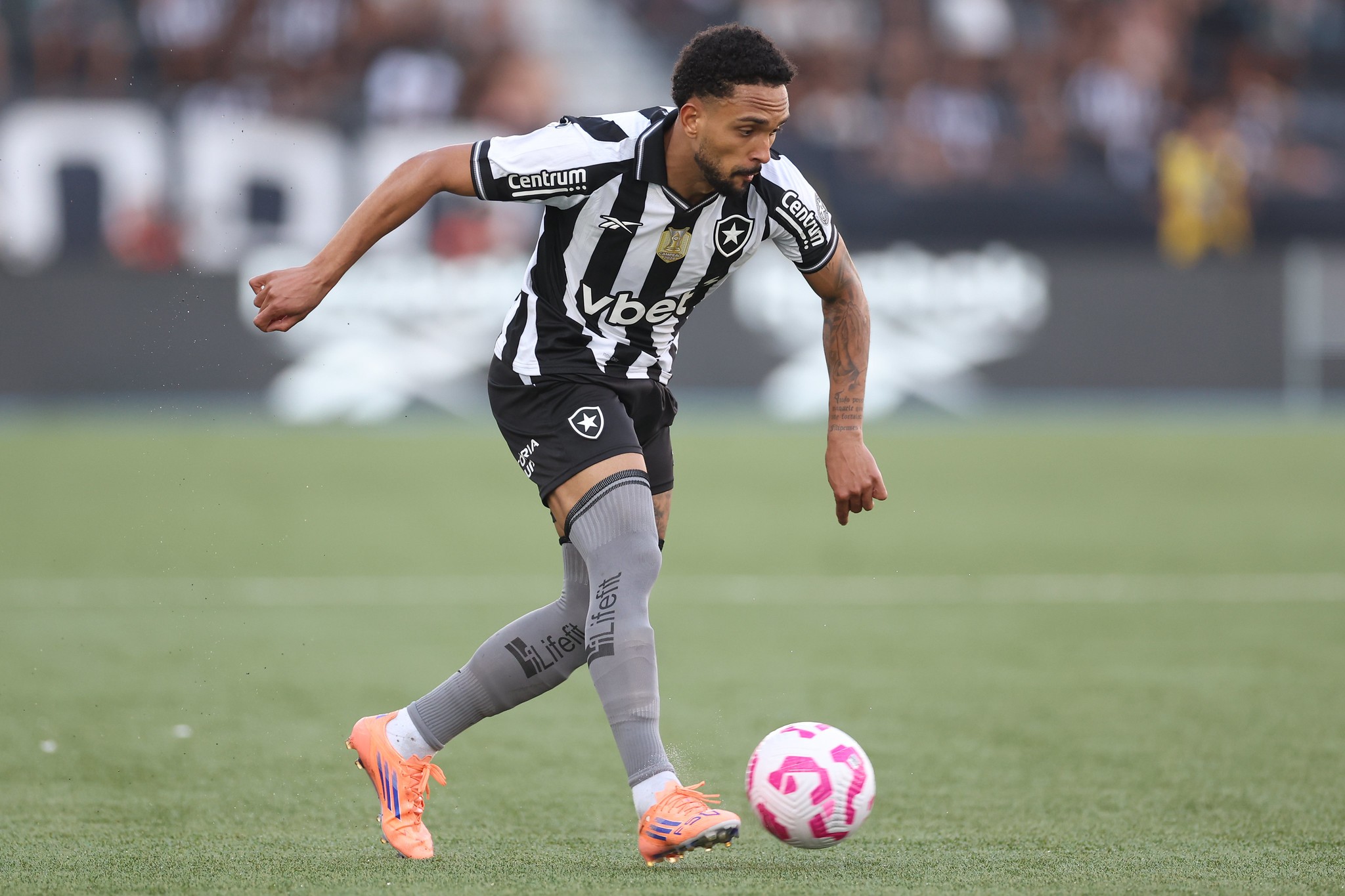 Vitinho diz que Botafogo voltará a ganhar títulos em 2026 e projeta: 