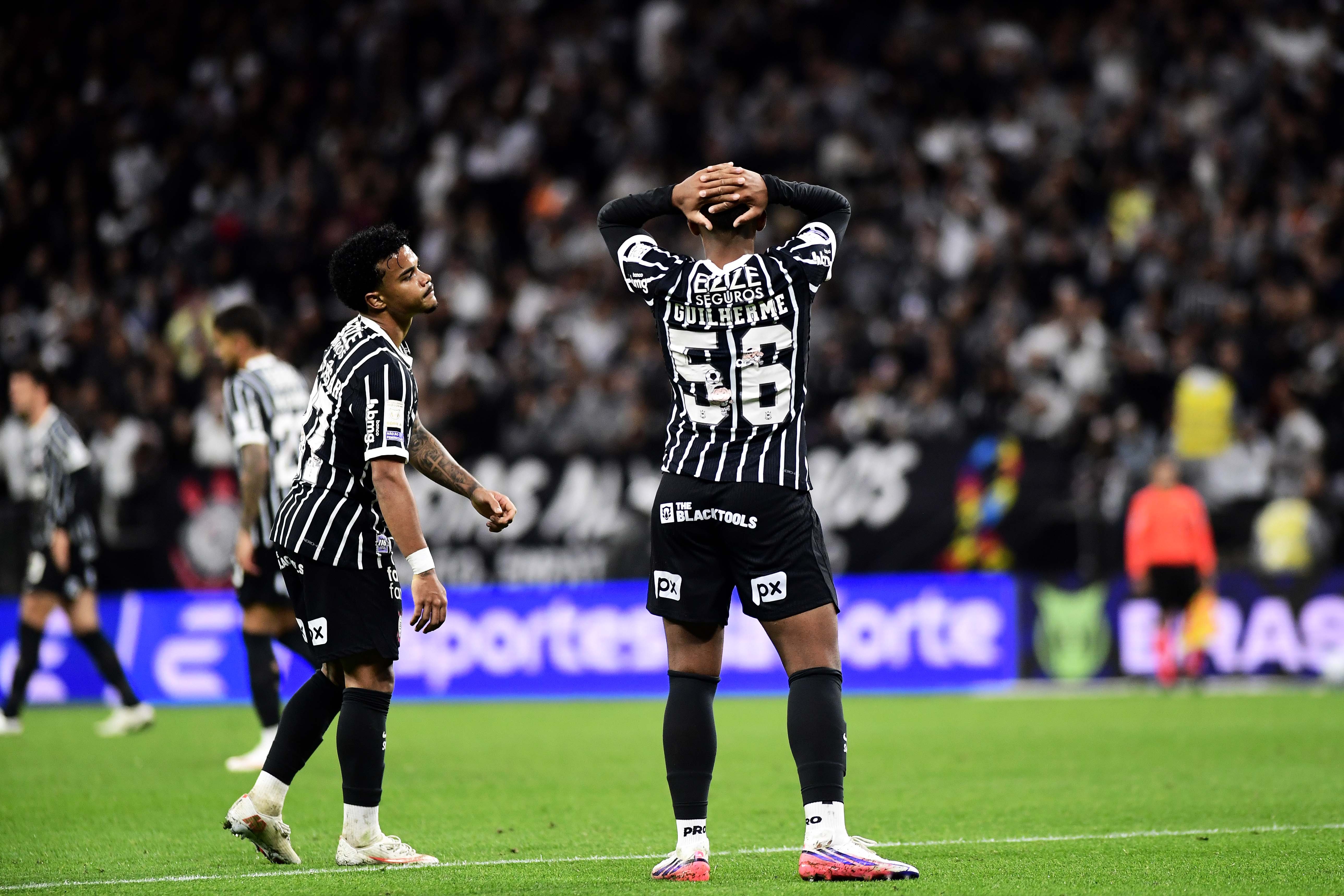 Torcida vaia Corinthians após quarta derrota seguida no Brasileirão e protesta: "Time sem vergonha"