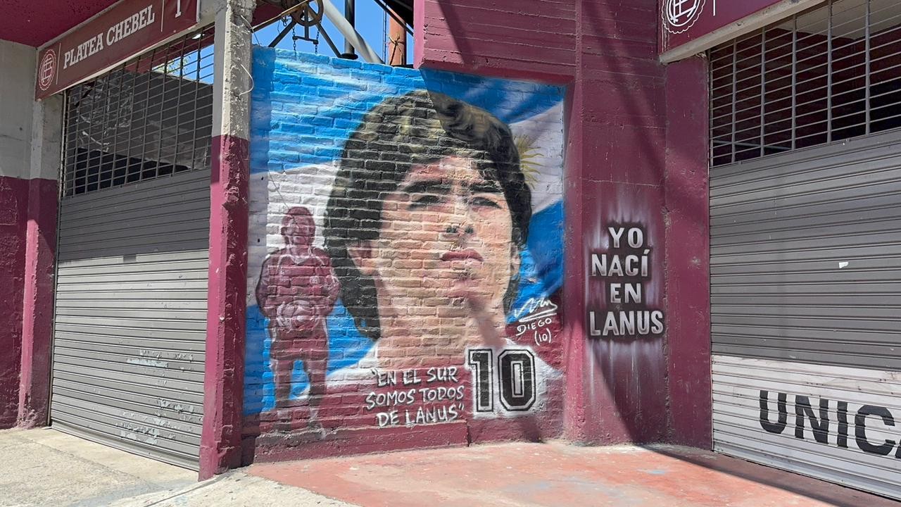 Maradona: A Presença Inusitada do Ídolo Argentino em Frente ao Estádio do Lanús
