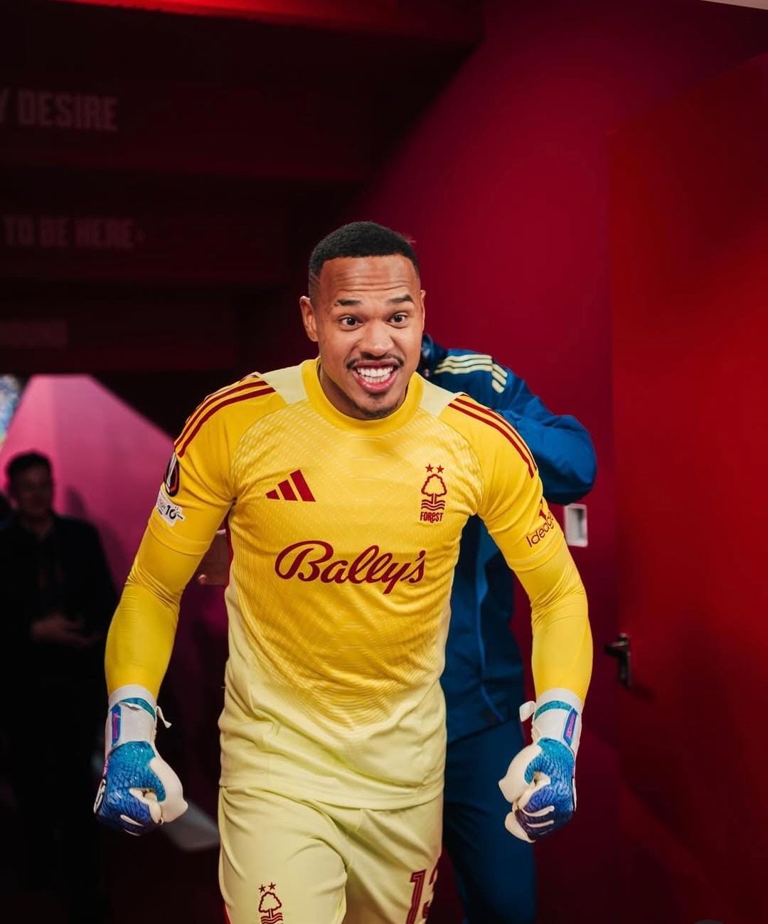 Na pré-lista da Seleção para Copa, John é relacionado no Nottingham Forest pela 1ª vez desde janeiro