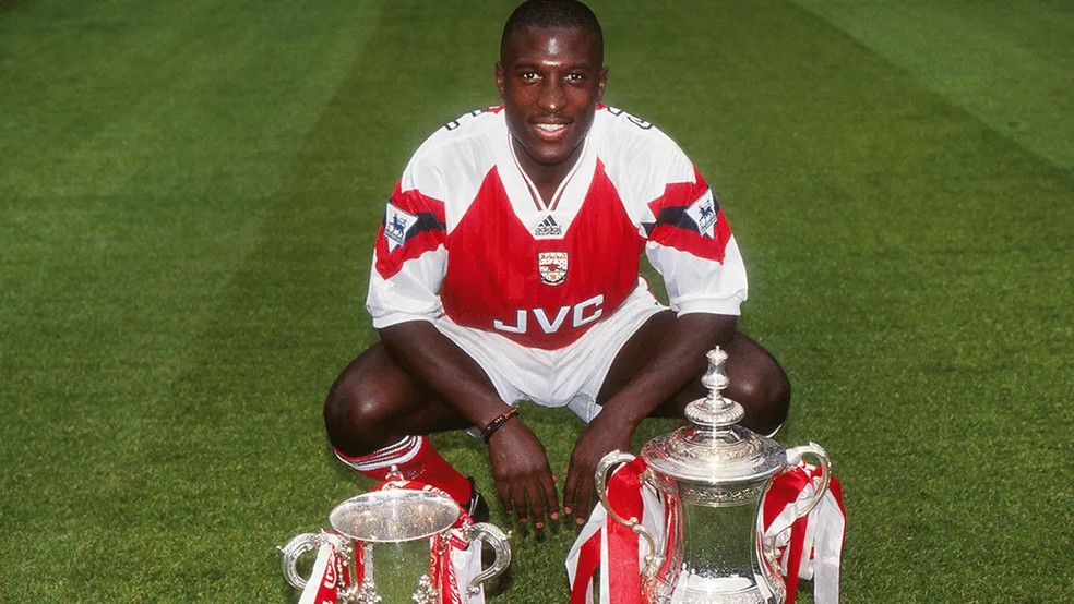 Kevin Campbell com troféus da Copa da Liga Inglesa e Copa da Inglaterra — Foto: Divulgação / Arsenal