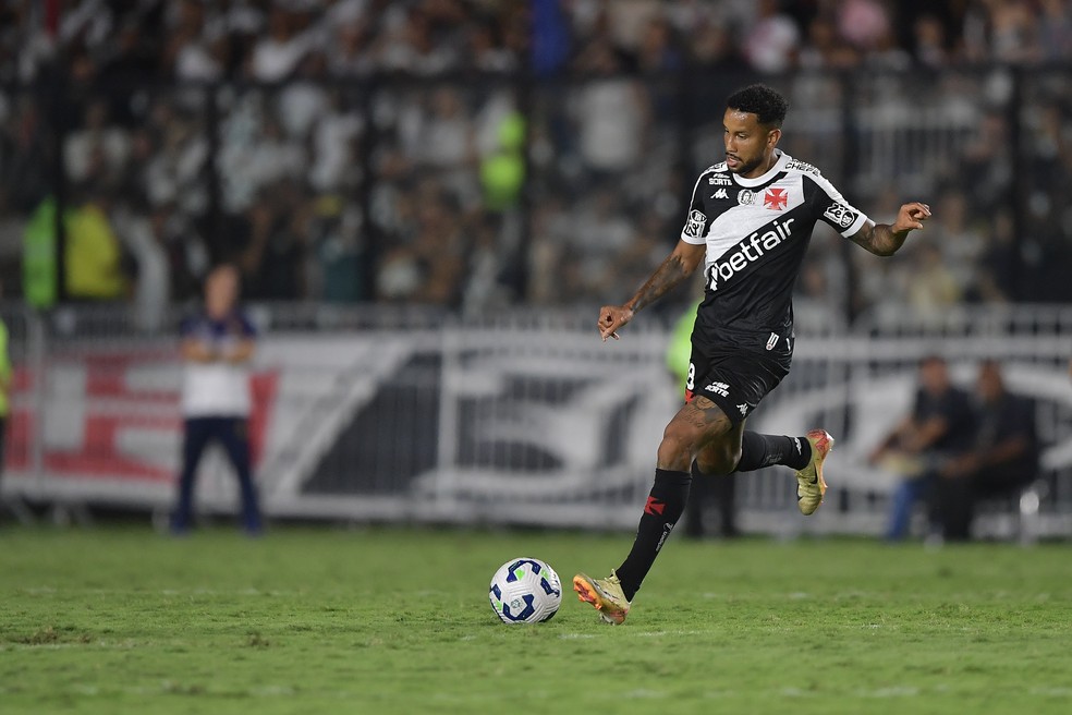 Jair em ao pelo Vasco no Brasileiro 2025  Foto: Thiago Ribeiro/AGIF