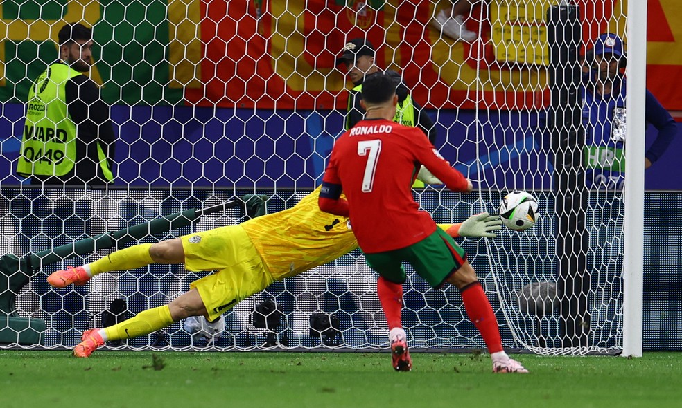 Cristiano Ronaldo erra p&ecirc;nalti em Portugal x Eslov&ecirc;nia &mdash; Foto: Lee Smith/Reuters