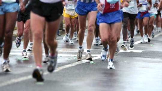 Treinar e correr meia maratona: saiba como evitar lesões