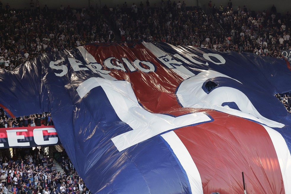 Bandeirão da torcida do PSG em homenagem a Sergio Rico em jogo com Clermont no Francês — Foto: Christophe Petit Tesson/EFE