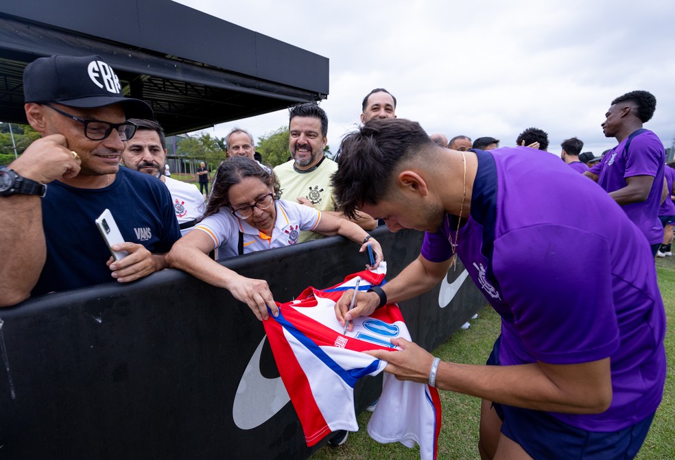 Romero dá autógrafo para torcedores do Corinthians