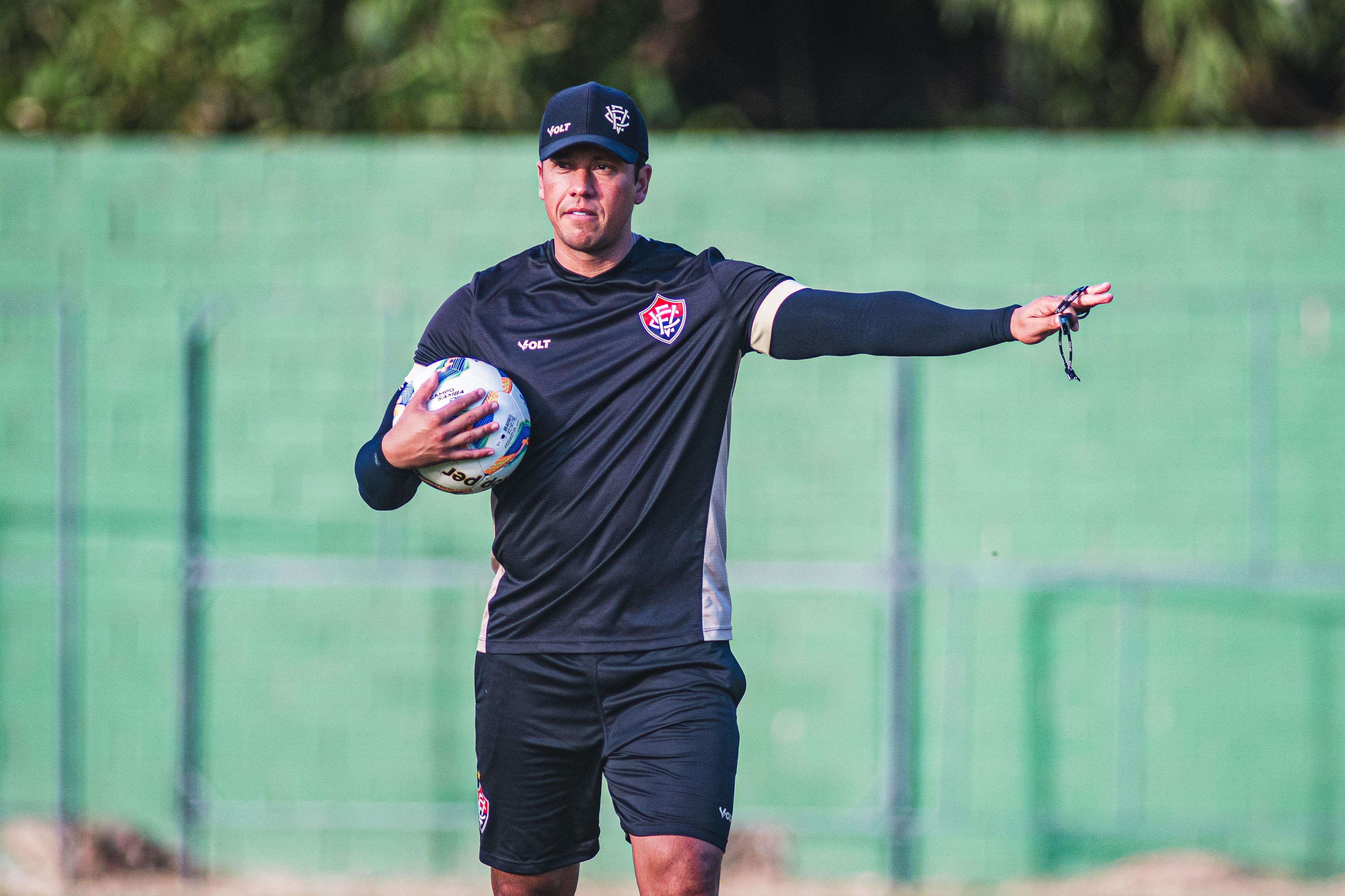 Provável escalação do Vitória contra o Flamengo: dúvidas e desfalques atualizados.