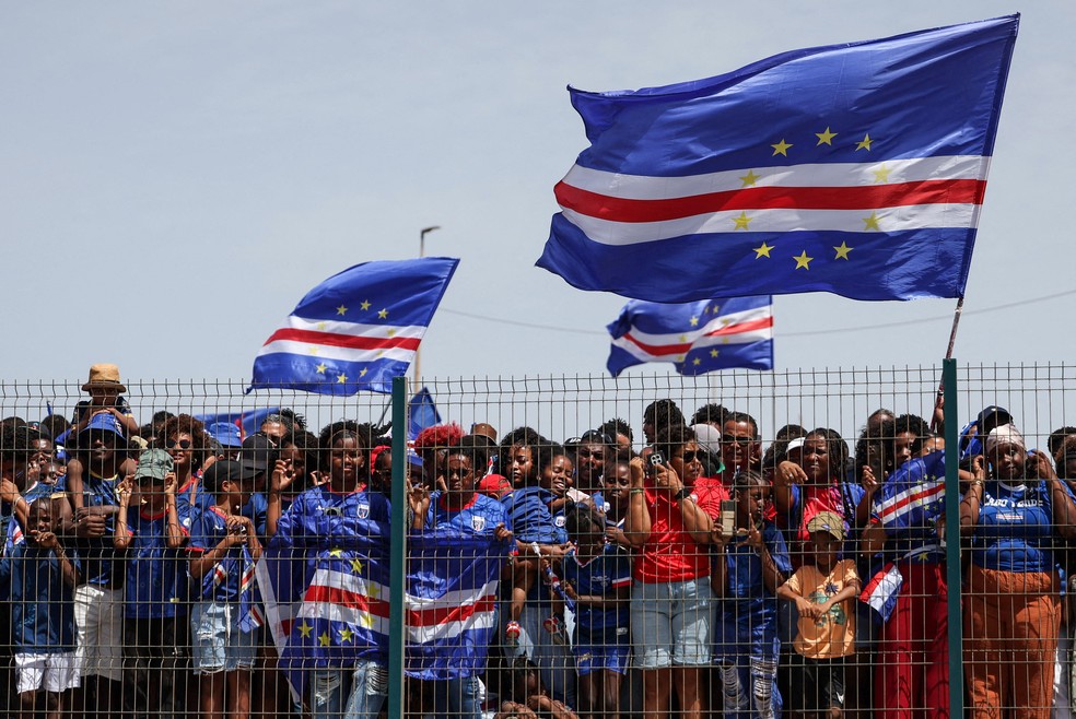 Torcedores recebem Cabo Verde ao redor do Aeroporto Internacional Nelson Mandela à espera da seleção — Foto: REUTERS/Sodiq Adelakun TPX IMAGES OF THE DAY